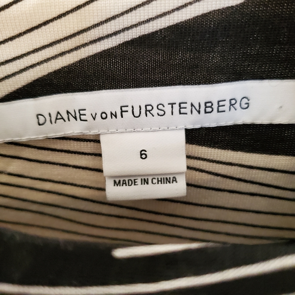 {{SOLD}} DVF Silk blend sheath dress - Picture 8 of 8